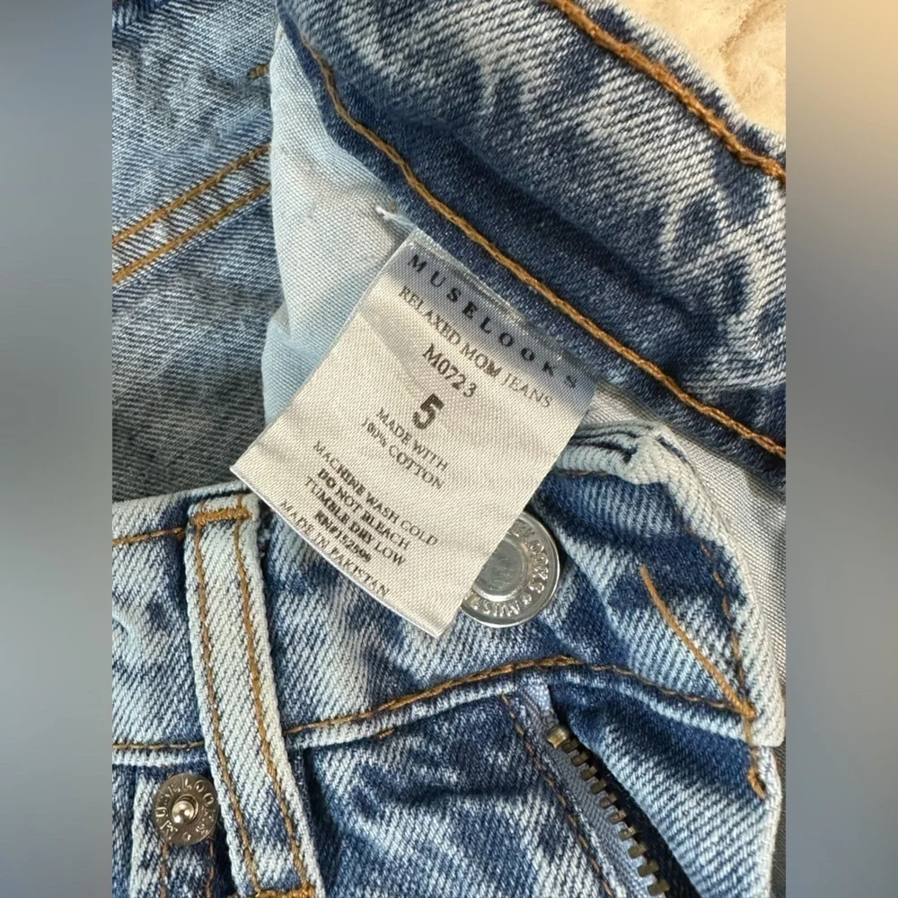 Muselooks women’s size 5 high waisted mom jeans light wash great condition